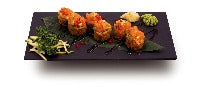 HOSO TEMP (roll di riso con salmone in tempura, esternamente tartare di salmone, tobiko, tabasco e avocado 6pz) - I-SUSHI ODERZO
