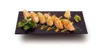 NIGIRI FLAMBè (polpetta di riso con sopra salmone, tonno e branzino flambè, formaggio fuso, erba cipollina e salsa i-sushi) - I-SUSHI ODERZO