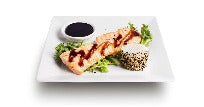 SAKE TEPPANYAKI (filetto di salmone alla piastra al profumo di sake esterno salsa dolce di soia, formina di riso al vapore e sesamo) - I-SUSHI ODERZO