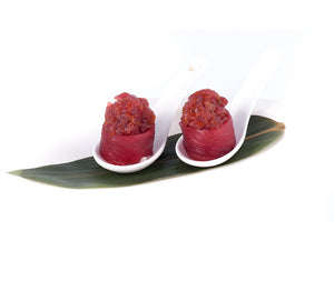 GUNKAN MAGURO(Base di  riso  avvolta  da  tonno,tarta di tonno, mayo,erba cipollina,tobiko e sriracha 2 pz)