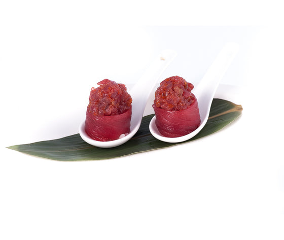 GUNKAN MAGURO(Base di  riso  avvolta  da  tonno,tarta di tonno, mayo,erba cipollina,tobiko e sriracha 2 pz)